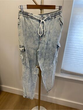 Forever 21 Light Wash Acid Wash Cropped Cargo Jeans